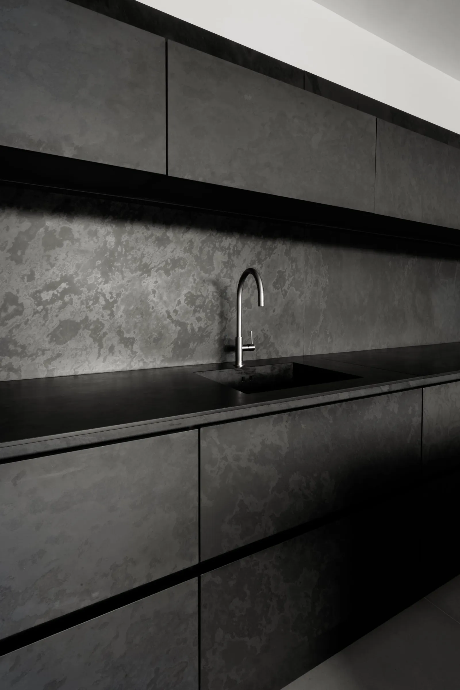 Interior contemporáneo con luz natural y materiales cálidos